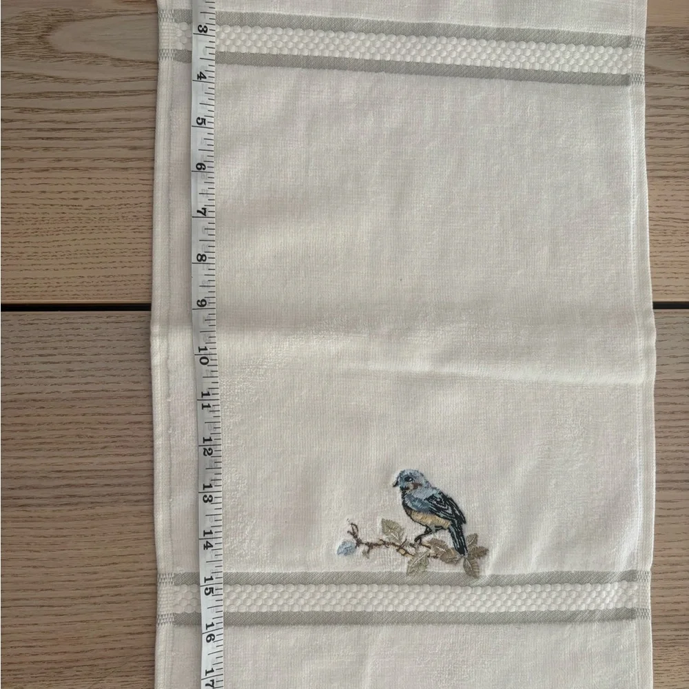 NWT Avanti Cream Finger Tip Towels w/ Bird Design. 3 come with this set.